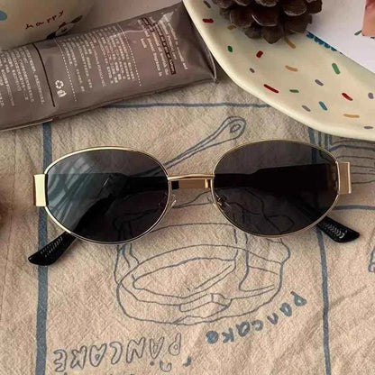 Elina - Oversized Dark Lens Sunglasses with UV Protection for Unisex Streetwear 1